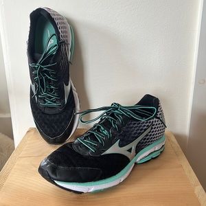 Mizuno wave rider running shoe